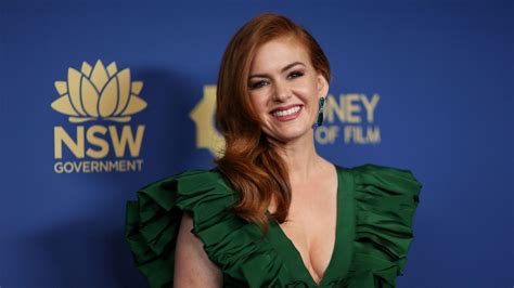 Isla Fisher, 47, looks phenomenal rocking plunging。